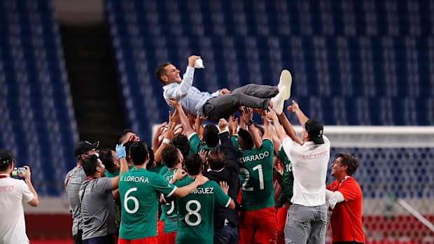 Jugadores celebran a Jaime Lozano tras triunfo olímpico 2020